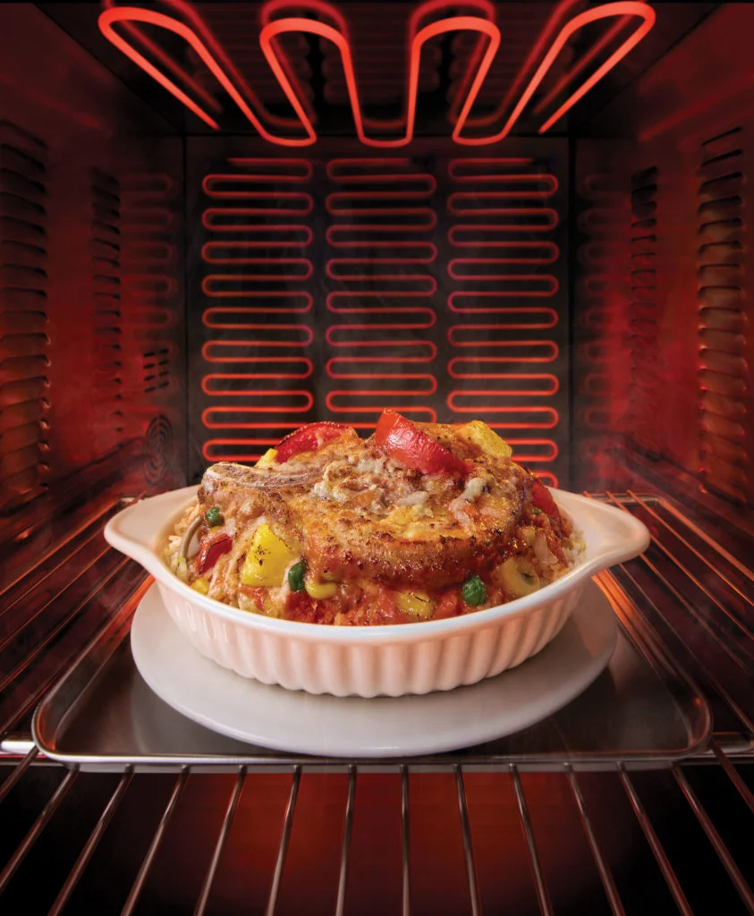 「一哥焗豬扒飯」面世已逾五十載，堅持港式製法的蛋炒飯底、煎炸焗豬扒和自家秘製醬汁，扎根港人味蕾。