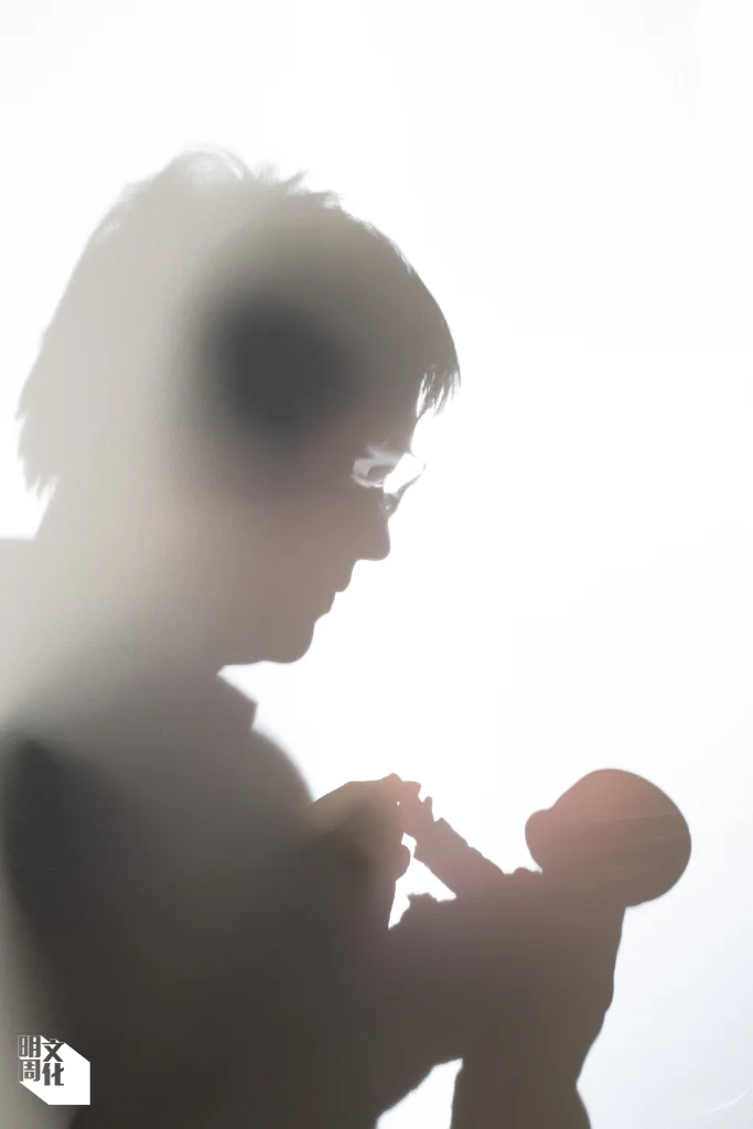 熙年少時遇困難，曾跟男性朋友傾訴，對方卻 覺得這些「心事」太負面，承受不了。