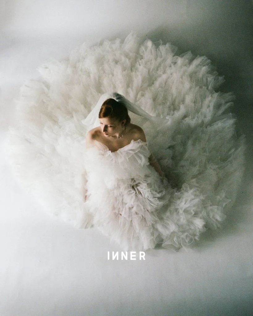 DRESS, THE WEDDING GOWN JOSÉPHINE SOIR DE FÊTE EARRINGS IN WHITE GOLD, CHAUMET 