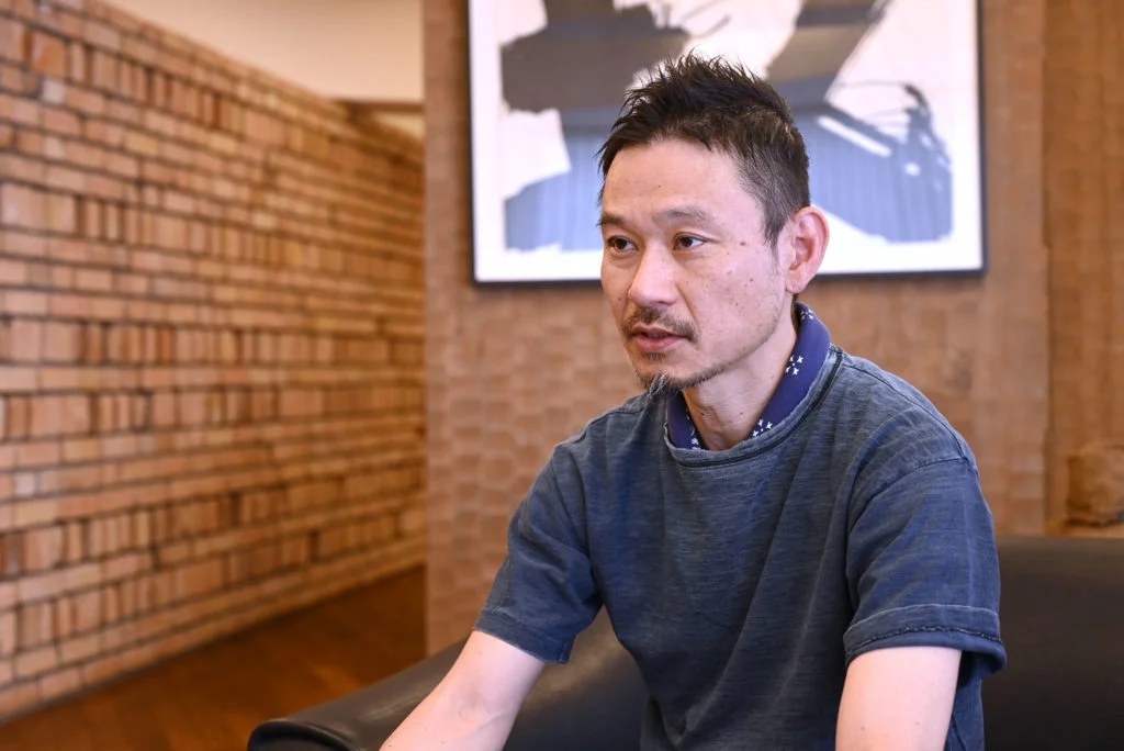 菅原德央(Sugawara Norio)是45R企劃部的裁縫及針織課長,一九七七年出生,於二〇〇〇年加入公司。在入職時,他擔任梭織布的打版師,並在約一年後轉型,專注於裁剪與縫合工作。自二〇一三年起,他成為企劃團隊的一員,負責裁剪與針織品的開發,參與從布料開發到成衣設計的每一個創作階段。