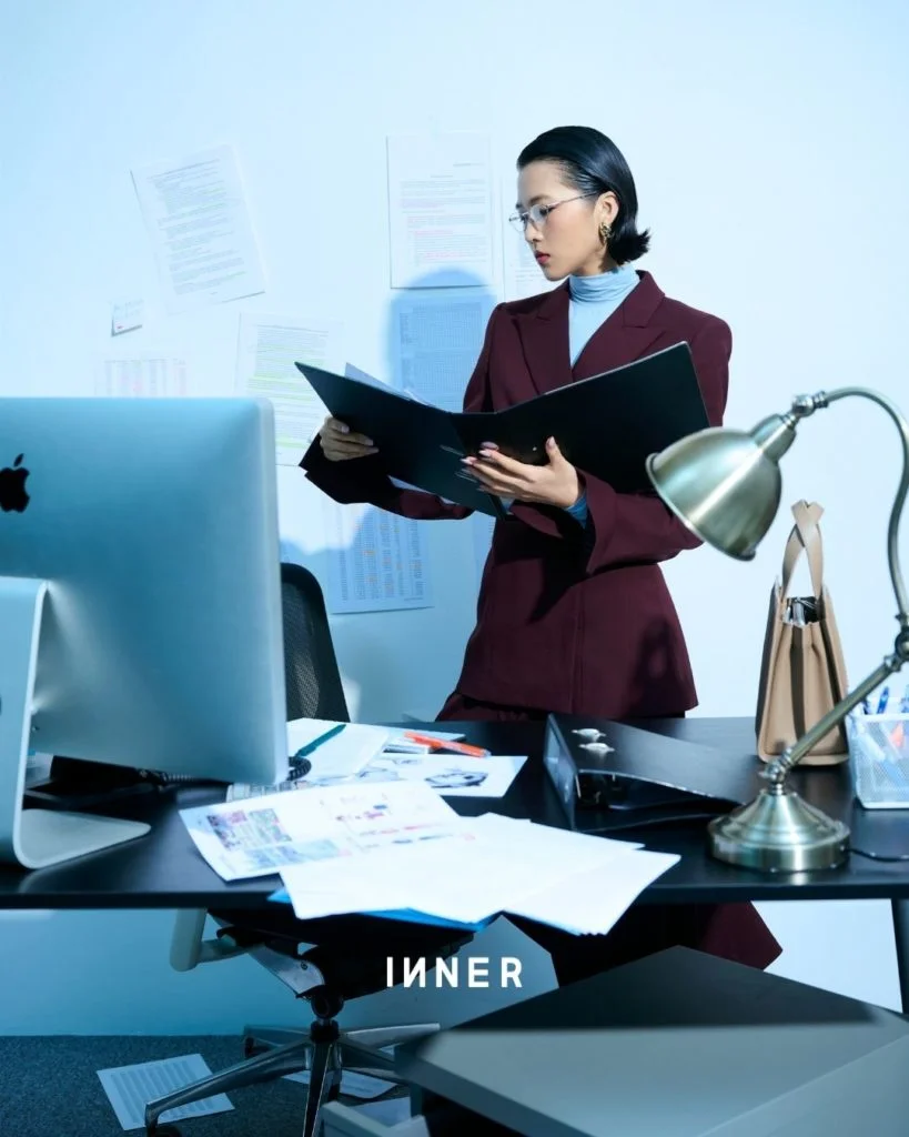 BLAZER, TURTLENECK TOP & PANTS, SPORTMAX WHITNEY BAG, MAX MARA EARRINGS, FENDI CUBIT 02 GLASSES, GENTLE MONSTER