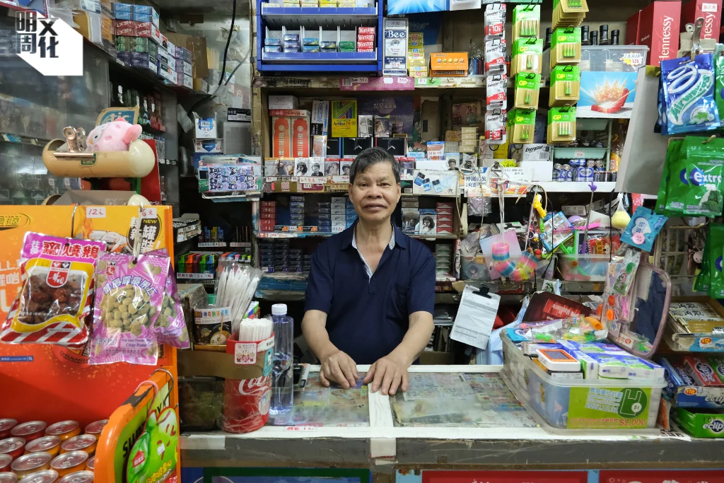 嘉南士多劉老闆在彩虹邨開店經營三十年，對屋邨和老街坊充滿不捨。