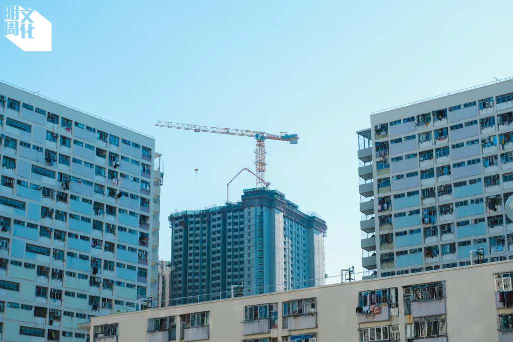 樓齡逾六十年的彩虹邨將分三期重建，第一期最快二〇二八年展開。