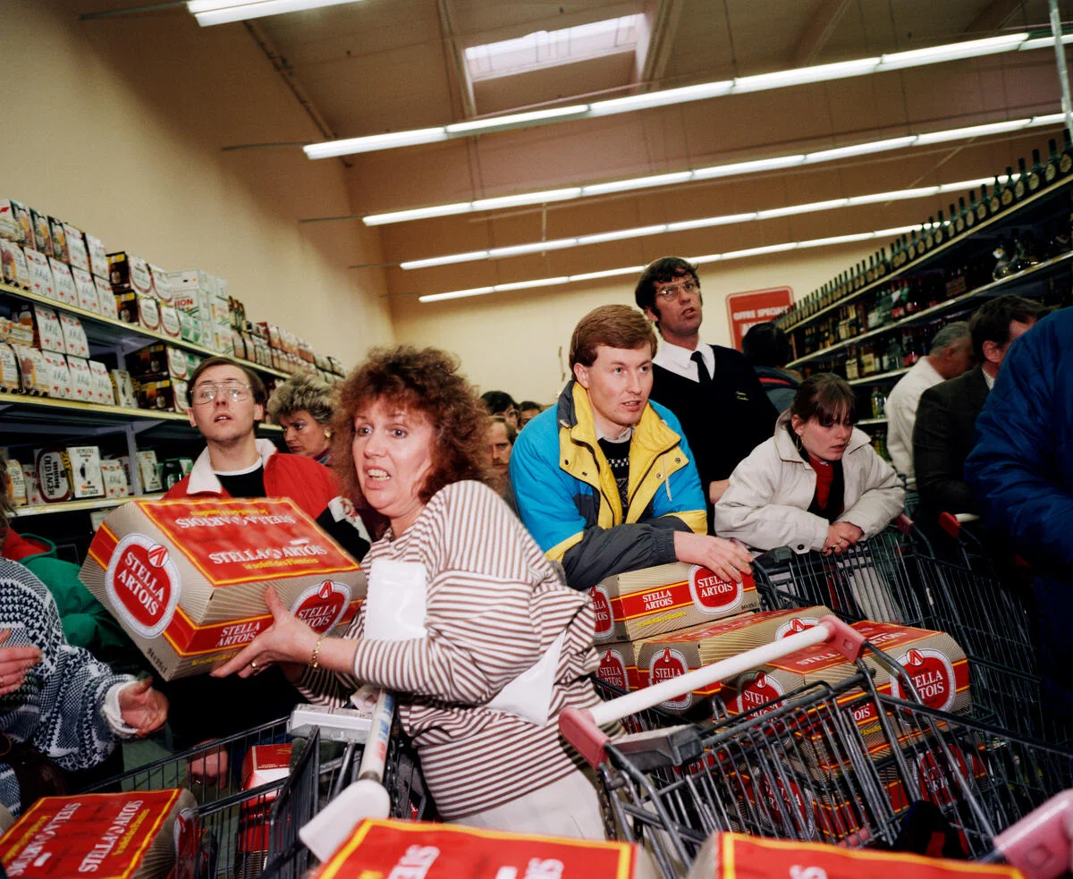 位於法國的大型超市，出自作品《The Day Trip》，攝於一九八八年。