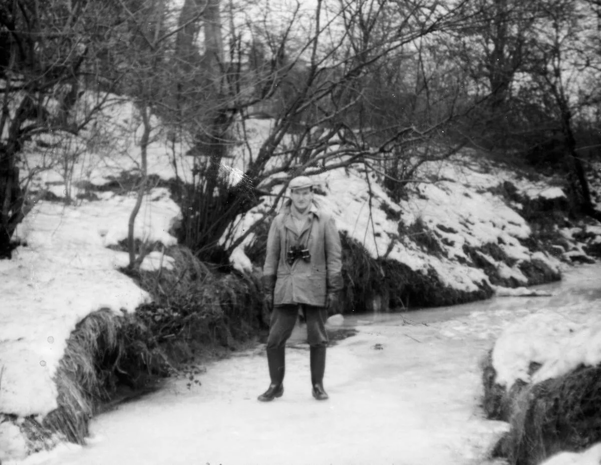 Martin Parr拍攝的第一張照片，照片中的男士為他的父親，他正站在在一條冰凍的溪流上，攝於一九六三年。