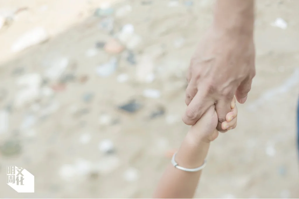 當父親後，熙不想重複父親的老路，他希望能參與更多孩子的成長。（資料圖片）