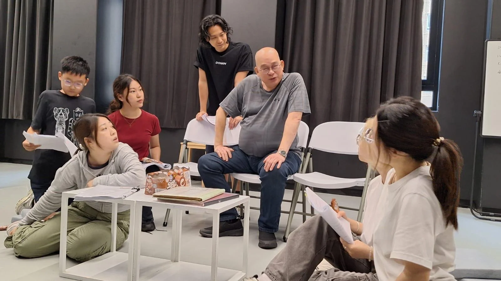 周志輝（前排中）在《第八原則》中飾演一位對過去耿耿於懷的爺爺，希望將人道工作的未竟之志承傳下去。