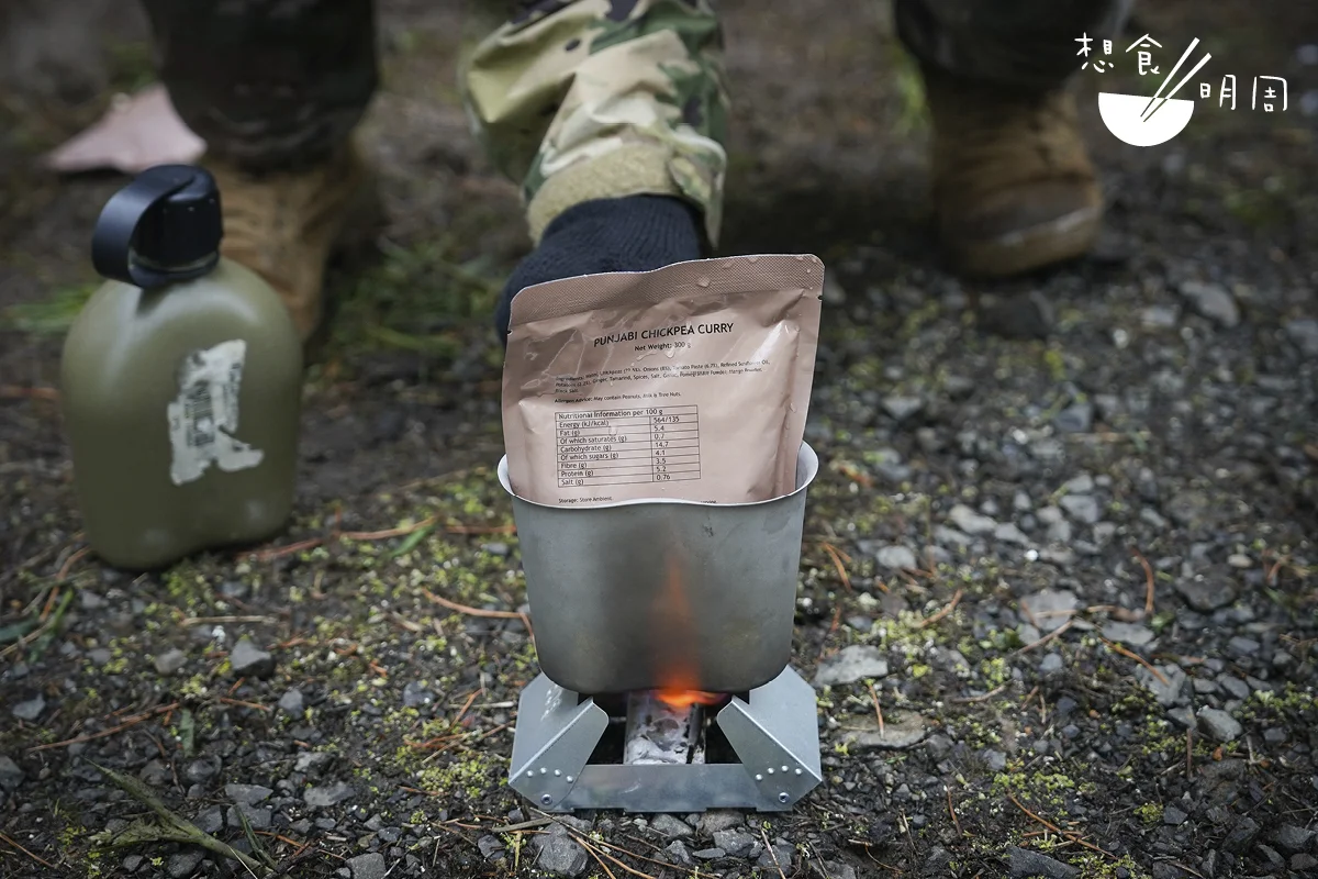 在戰場上，除了讓軍士吃得營養，還要吃到熱食。一九九二年開始，美軍「即食戰鬥餐」就有附「無焰加熱器」。
