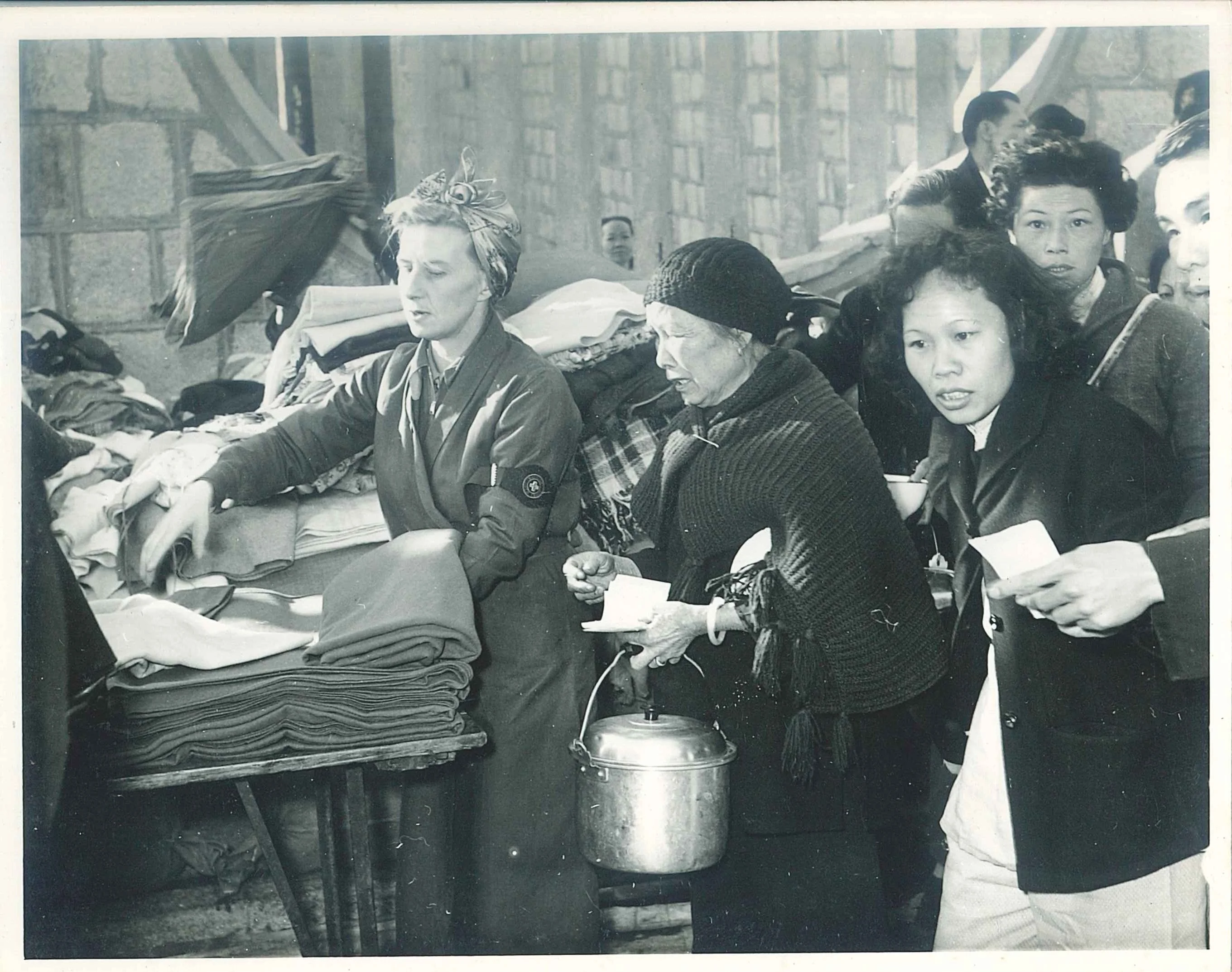 1950年代，香港紅十字會為石硤尾大火受災居民派發物資。時至今日，本地賑災團隊仍然為緊急事故受影響人士提供人道支援。