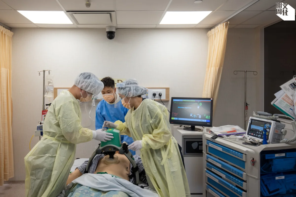 「預設醫療指示模擬工作坊」由社企「同行 Alongside」舉辦，推動大眾認識「預設醫療」為何重要；場景十分逼真。