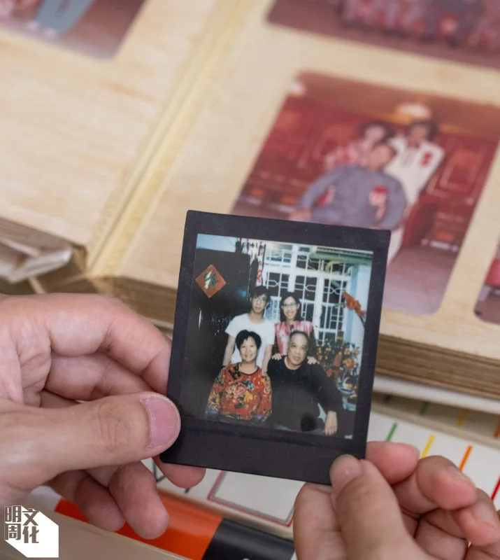 一家人合照是寶貴的回憶。「那一刻，我們知道媽媽走了。」煥妍形容告別媽媽的時刻是她人生中最長的半小時。