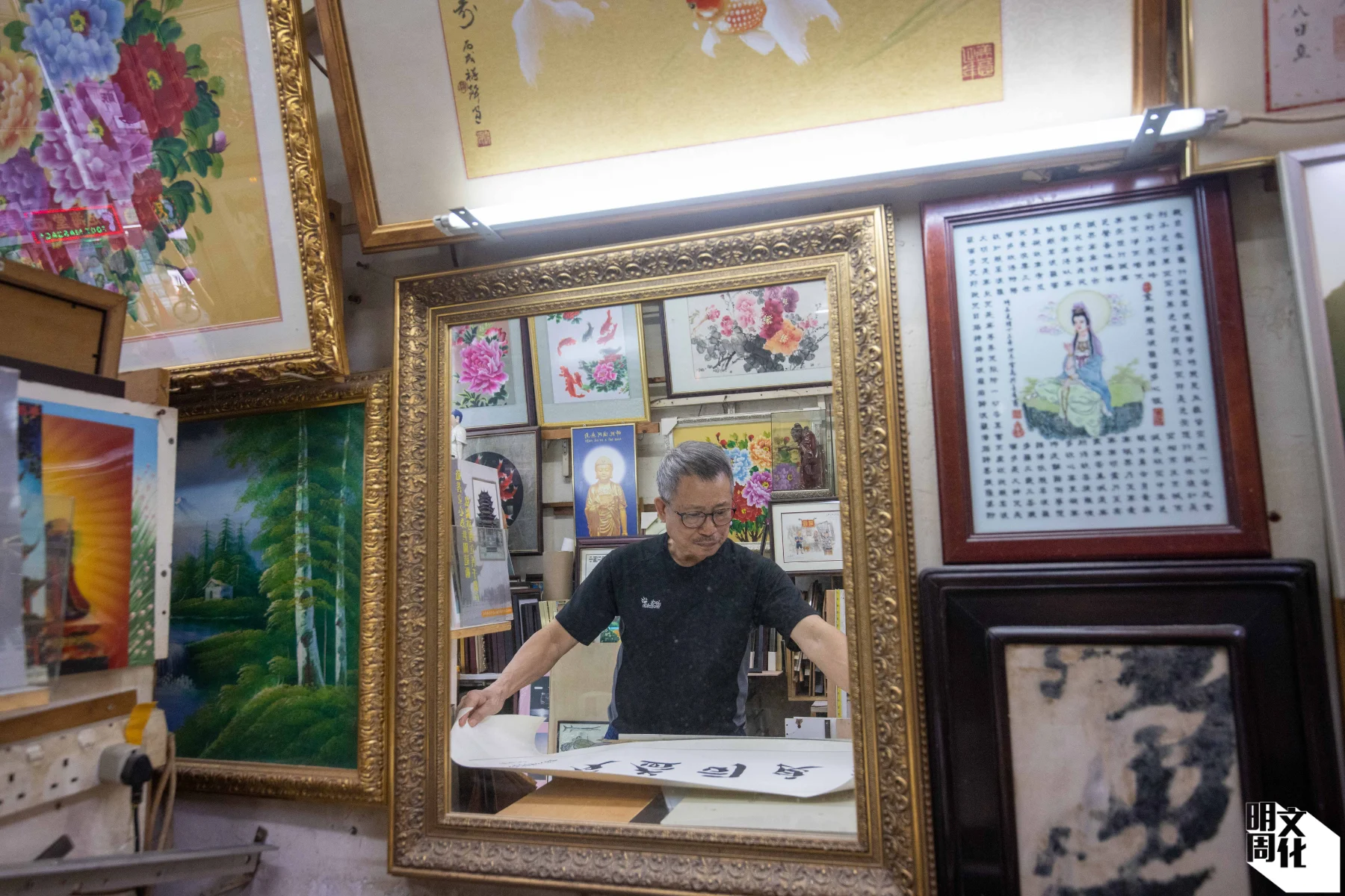 陳漢興的書法自成一家，無師自通。