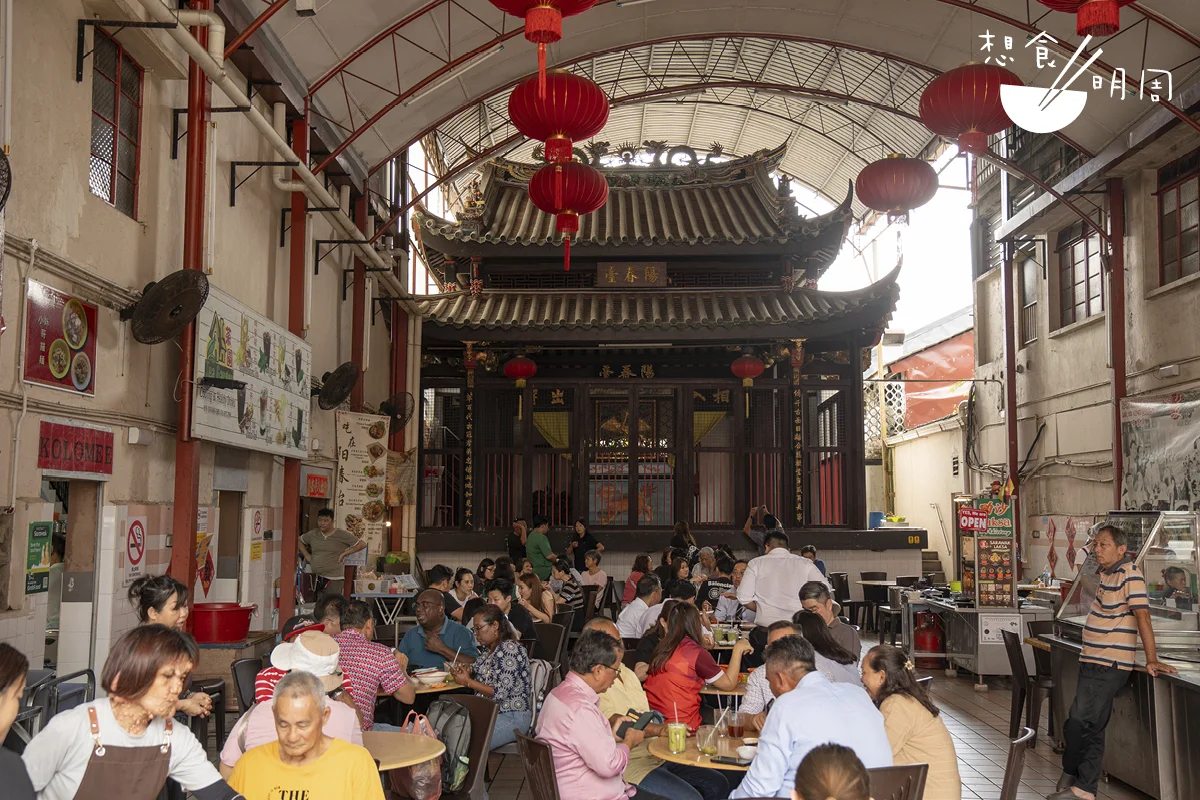 陽春臺前已成為茶室，聚集華人經營的美食檔。這空間從十九世紀至今，仍是凝聚華人的地方，是活生生的歷史文化博物館。