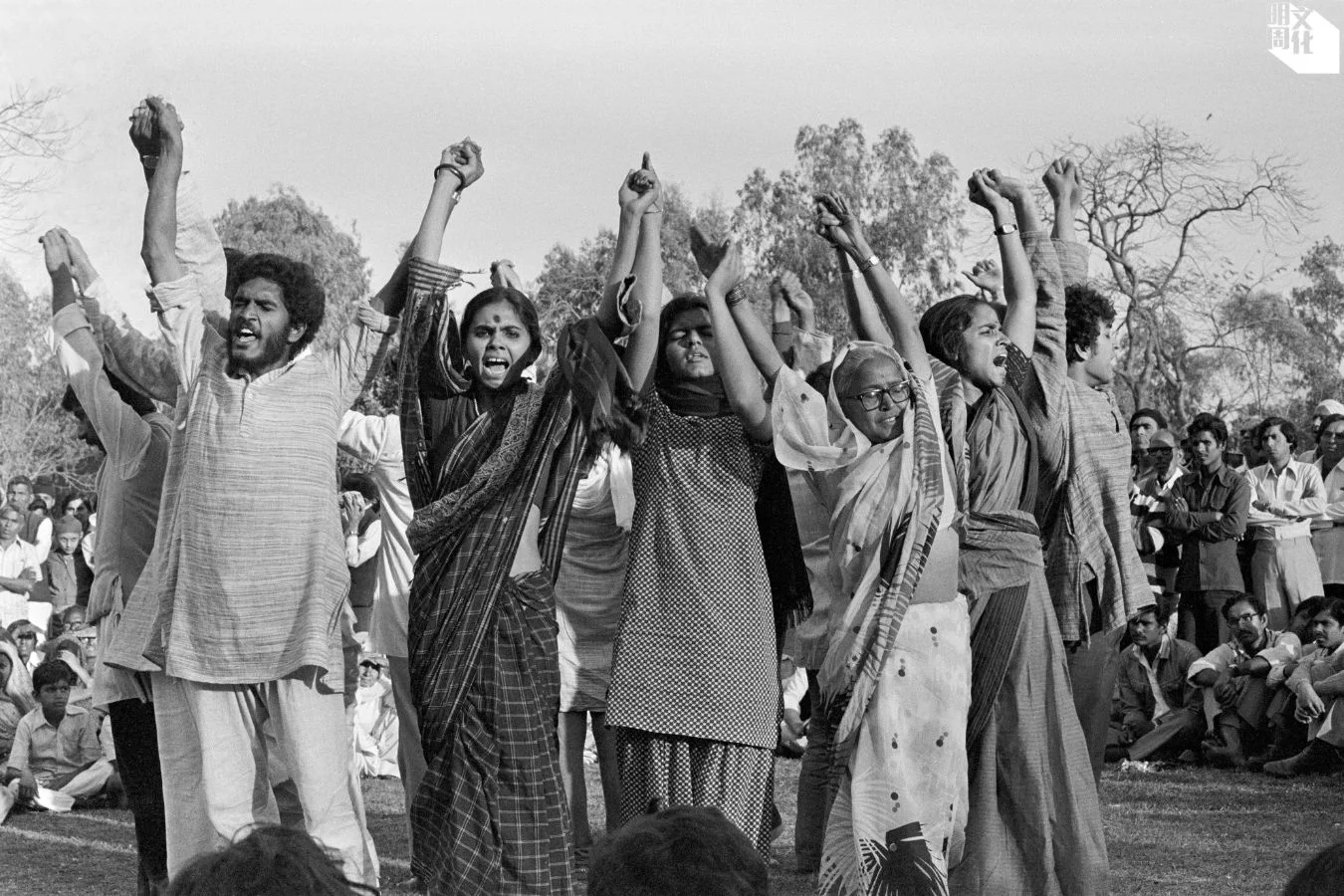 約1980至1981年於新德里Karol Bagh上演的《Om Swaha》(Sheba Chhachhi攝）