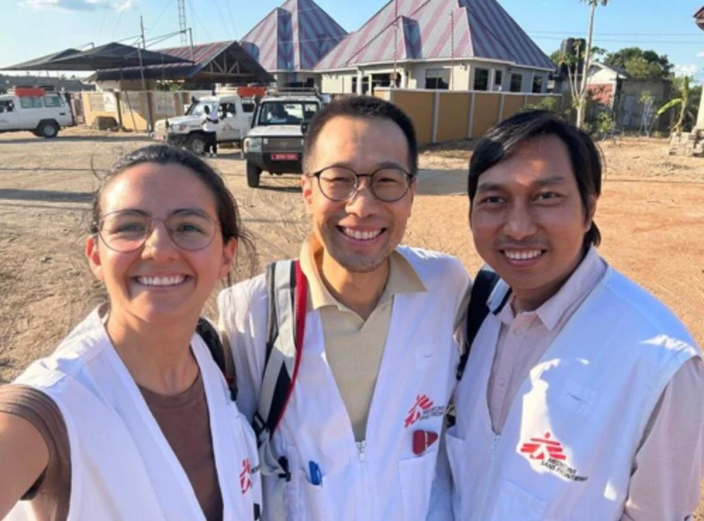 Rayman（中）與在坦桑尼亞的無國界醫生同事，兒科醫生Natalia(左)和Si Thu (右)合照。