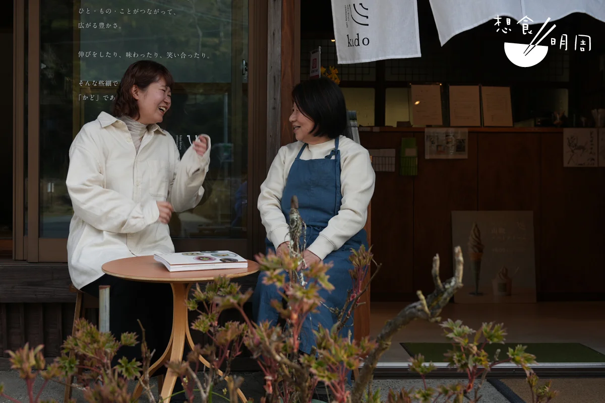 牧五百音（左）跟kado店主永岡初美和（右）因書結緣，而kado雖然地處偏僻，但也因為書中的介紹，成功吸引不少人不怕山長水遠特地前來。