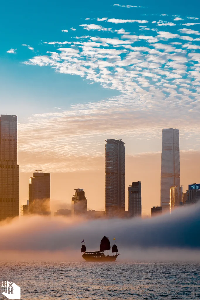 《Hong Kong in the Veil》奪得「城市觀景組」冠軍。作品攝於二○二五年三月維港。