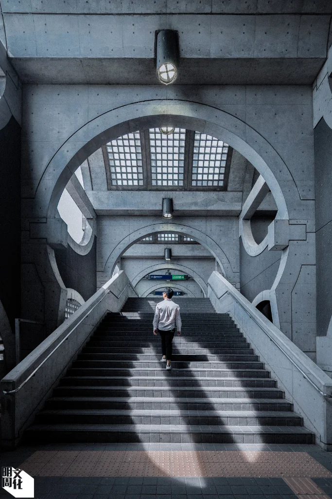 《Concrete Memento》連奪三獎，分別奪得「光影組」冠軍、「對稱組」亞軍和「人與建築互動組」季軍。作品攝於二○二五年京都宇治站。