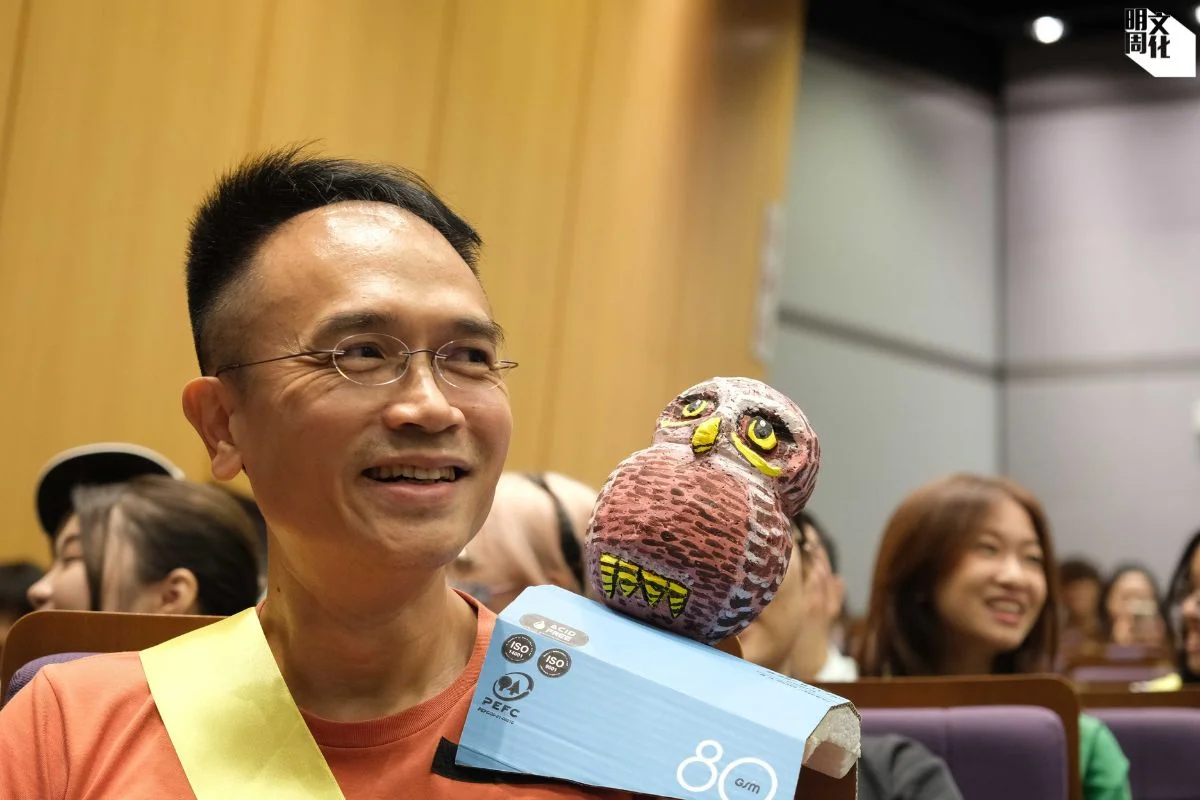 參賽者Sam自製貓頭鷹一起出戰。