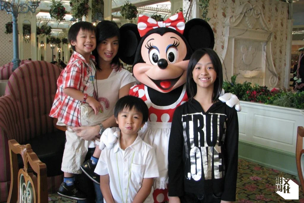 zChérie一家每年都會到迪士尼樂園慶祝孩子生日 (左起為幼子Jonas、Chérie、二兒子Boris和大女Agnes)