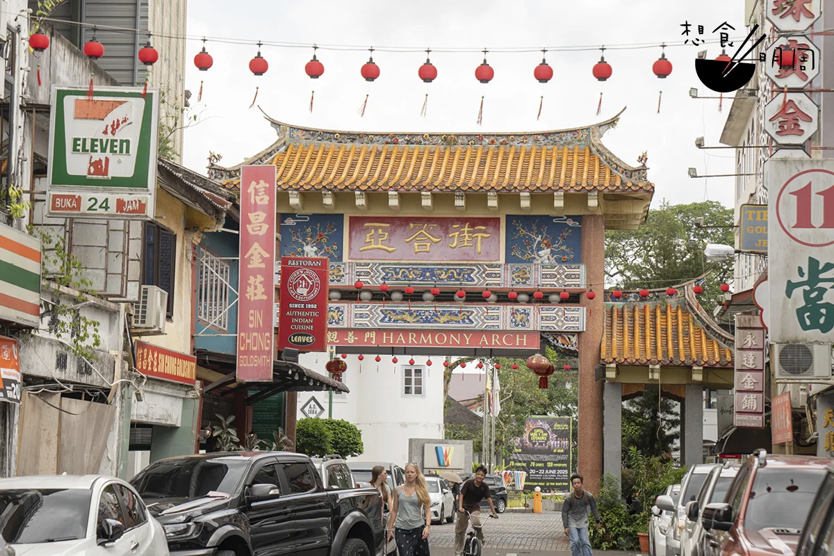 亞答街位於古晉市中心，從十九世紀起為華人移民的主要聚居地。街道兩旁的建築仍保留了殖民時期與華人傳統建築風格，氣氛懷舊，被當地人及遊客視為古晉的唐人街。