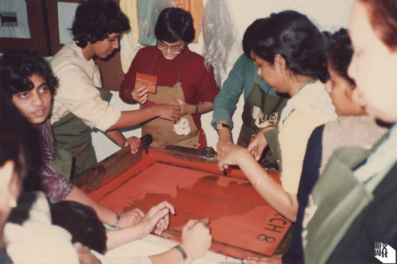 在Lala Rukh後院舉行的絲網印刷工作坊，Lala Rukh攝於拉合爾，1987年。（Lala Rukh遺產管理團隊提供）