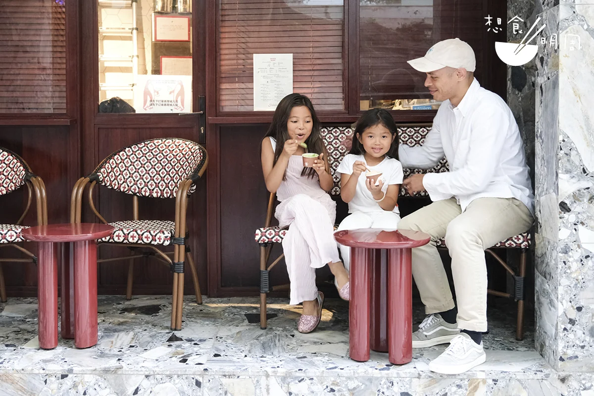 兩個女兒一直都是Lombard（右）的「忠粉」，經常在放 學時到來親身捧場，甚至是父親創作新口味的靈感來源，例如今個夏天新出的 Pink Lemonade，正是女兒新寵。