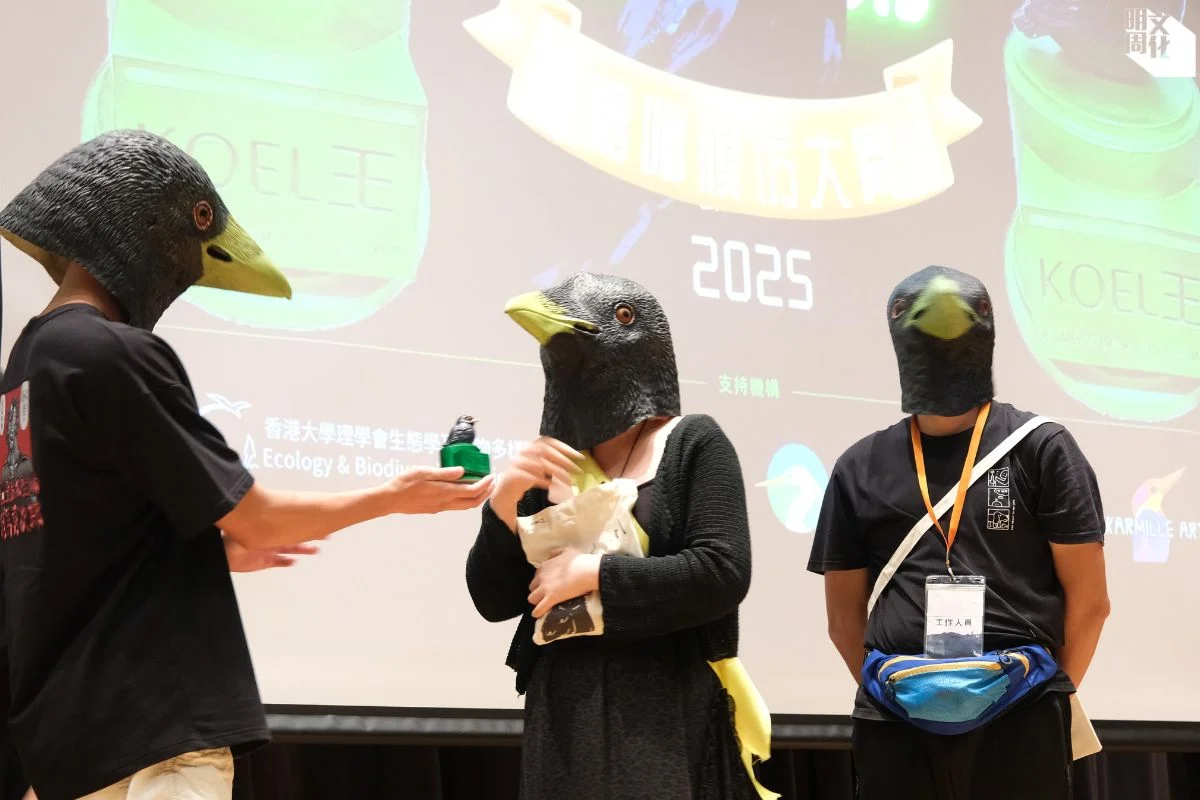 鄭慧棋(中)被評為「KOEL之王」,獎品之一是鳥頭套。