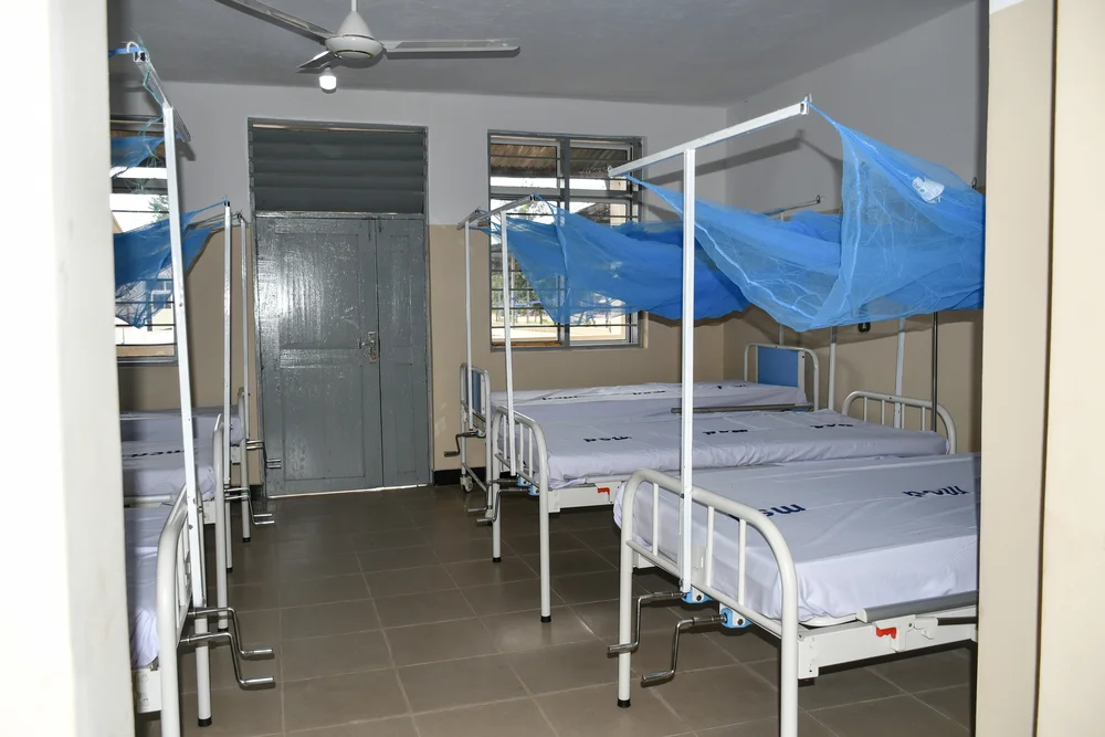 圖為利瓦勒的市立醫院,該院的婦產科病房由無國界醫生支援。© MSF MSF also supported rehabilitation of Maternity ward, theater, waiting home for pregnant women and incinerator at Liwale Municipal hospital. The project resulted into the improved access to health services and increased number of deliveries to 500 per month in 2023.