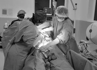 剖腹產手術佔該院整體手術量多於一半,Rayman(右)與當地醫生Eva (左)和麻醉師合作平均每日協助接生逾10名嬰兒。