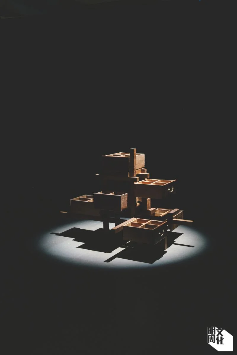 蘇詠寶《海洋耳朵開合鈸（迭步）》（局部），2025，92 x 138 x 108厘米。 材料：中草藥櫃、木、鮑魚殼、黃銅棒、摩打。