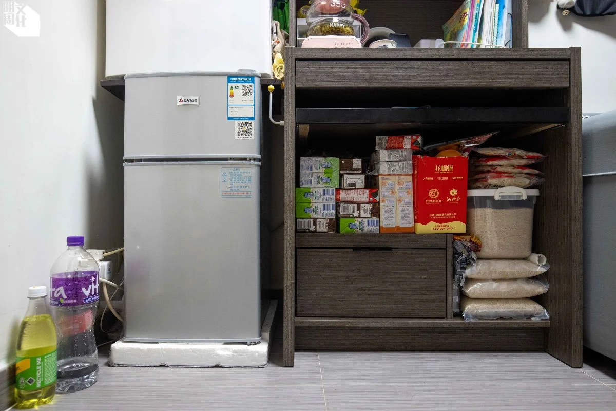 劏房的小雪櫃最多只能放一頓飯的食材,阿柔每天忙於往返街市,再回家煮三餐給發育期的兒子。