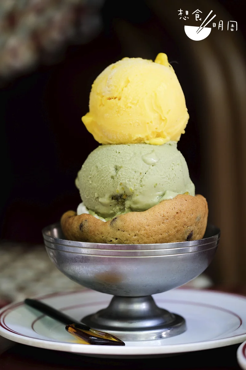 黃色的四川辣椒芒果味在果香之中隱隱滲出辣勁，中層的開心果味是經典也是當紅大熱，還有一球香濃牛奶脆片味藏在曲奇杯內。