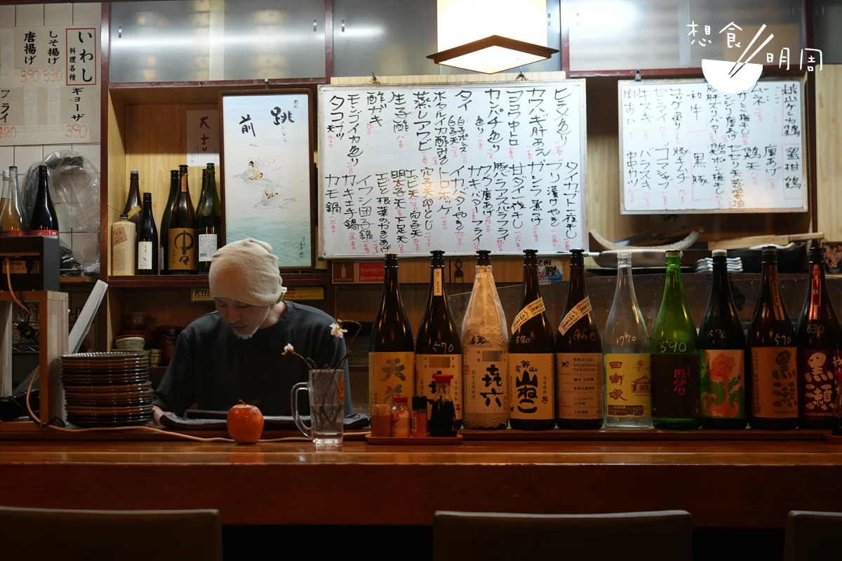 和歌山的食店很多時都是子承父業，居酒屋くろしお也不例外。老闆認為，和歌山 地理條件優越，山海食材種類豐富，隨時在附近的市場都可以採買到新鮮食材，道地直送，鮮度拔羣，得天獨厚。