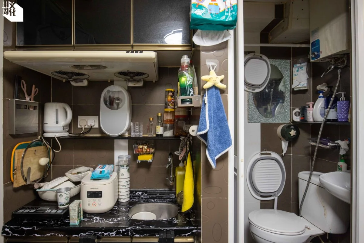 由於劏房沒空位放洗衣機,兒子每日替換的球衣全由阿柔在狹小的浴室裏用手洗。