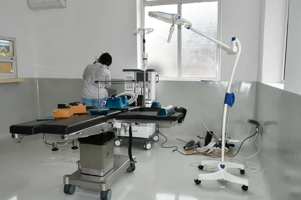 過去三年,無國界醫生翻新了利瓦勒醫院的手術室。© MSF MSF also supported rehabilitation of Maternity ward, theater, waiting home for pregnant women and incinerator at Liwale Municipal hospital. The project resulted into the improved access to health services and increased number of deliveries to 500 per month in 2023.