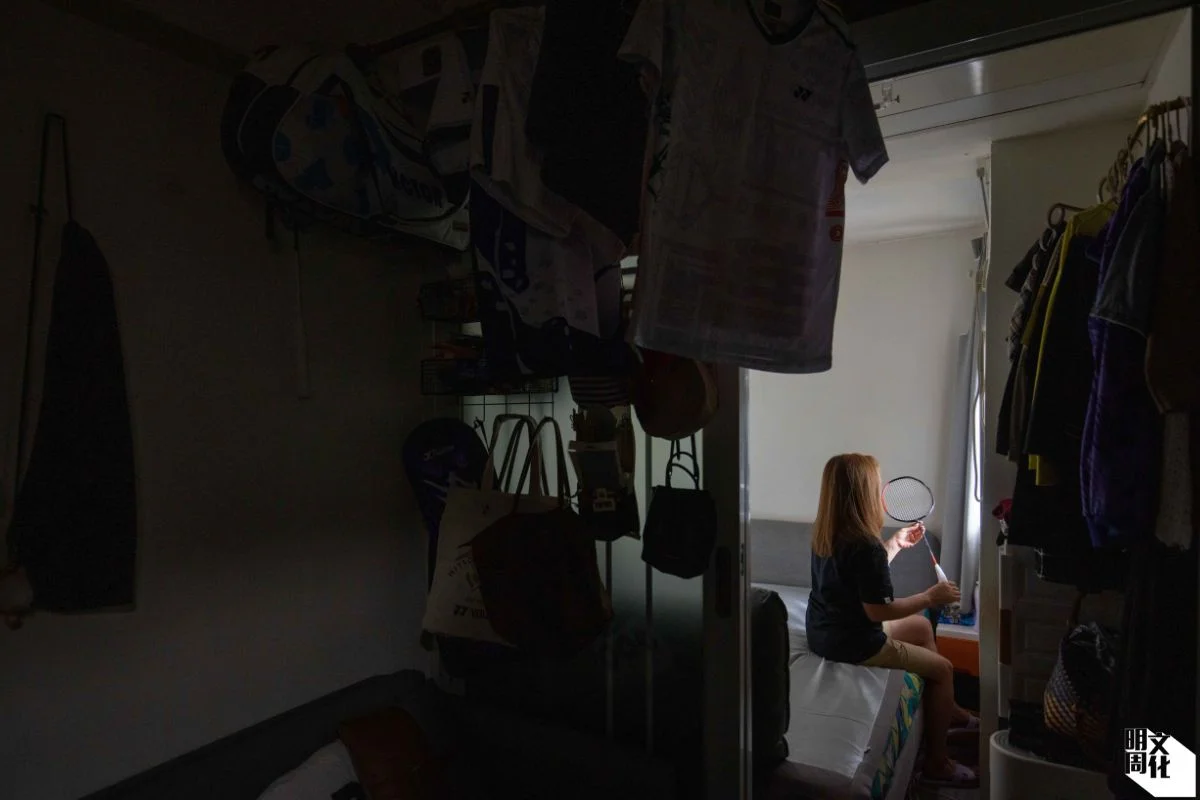 單親媽媽阿柔離婚後,與兒子在小劏房重新建立一個家。