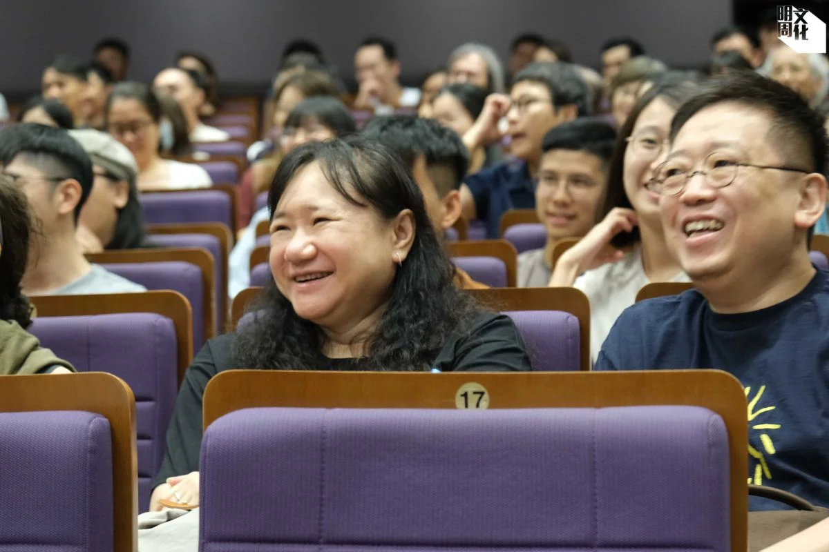 比賽現場氣氛歡愉,笑聲不絕。