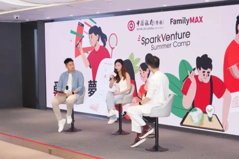 中銀香港見習管理人員 Kennis(中) 與 Kelvin(左)引述自己於銀行業的發展經歷