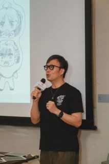王信明於創作環節中點評學員作品,鼓勵他們培養創作熱情。