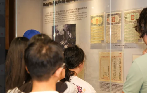 學員走進中銀香港行史館,近距離了解百年金融發展歷程,體會銀行如何在時代變遷中堅守專業與使命。