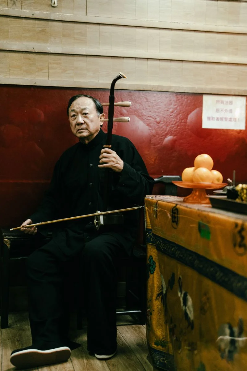 喃嘸師傅郭文（許冠文飾）在電影中拉奏二胡唱南音。