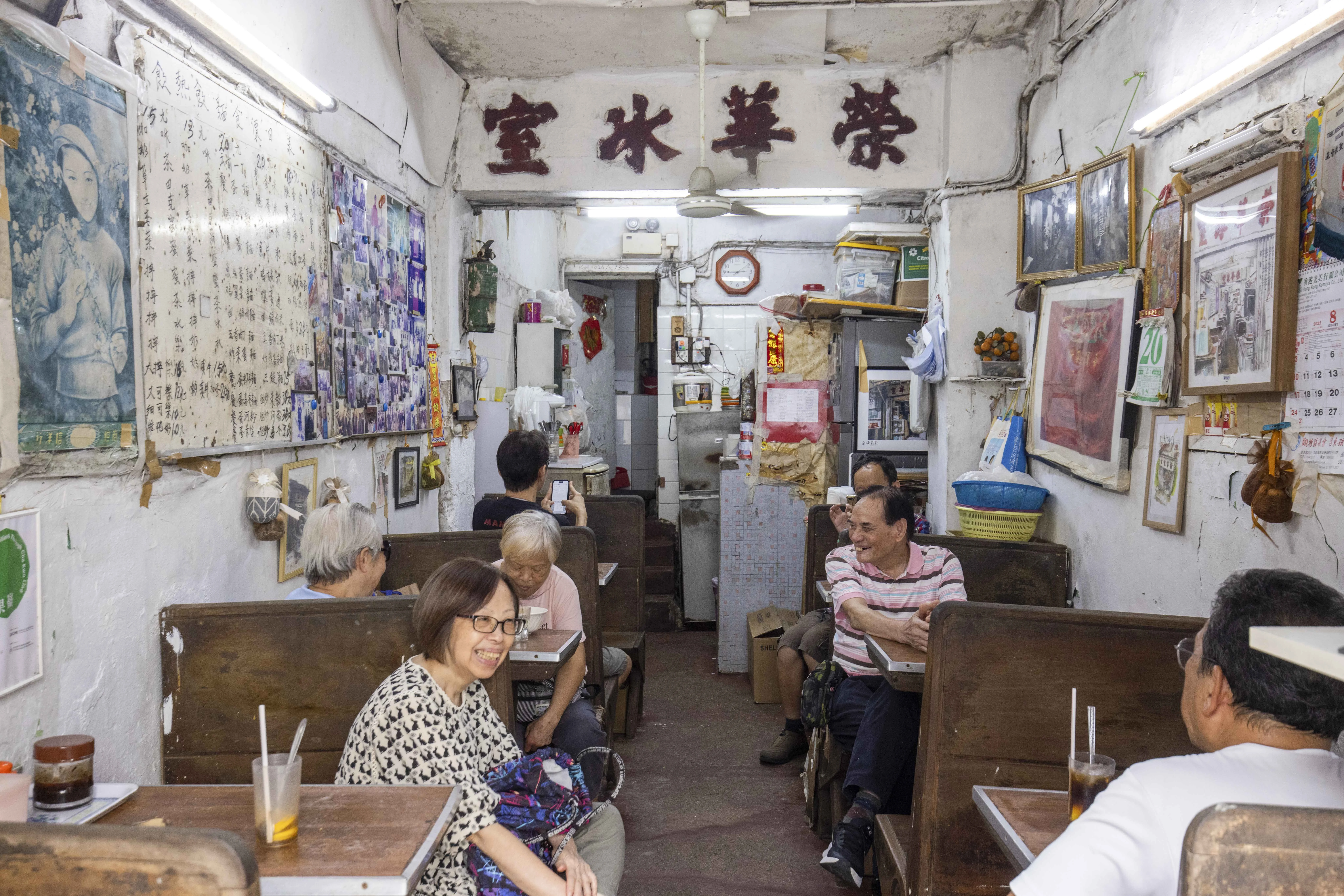 榮華冰室-鏡叔 （右中） 已居超過50年 笑容可掬的鏡叔，從不吝嗇向客人分享昔日村內生活點滴。 