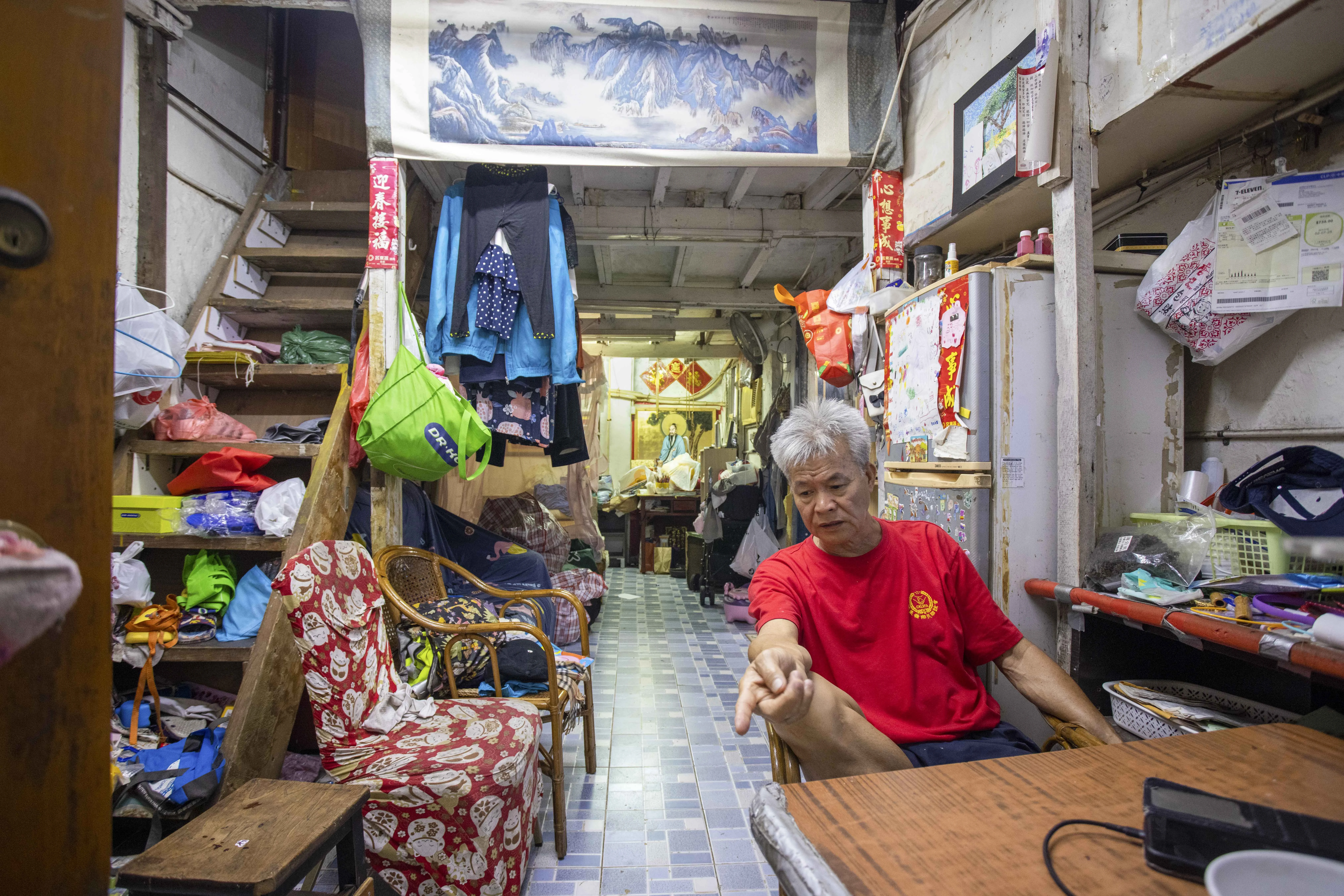 成哥 已居超過60年。對於安置、賠償政策頗有意見的成哥，表示會留守到封村一刻，𤔡一衆未獲合理的安置的村民繼續發展聲。 