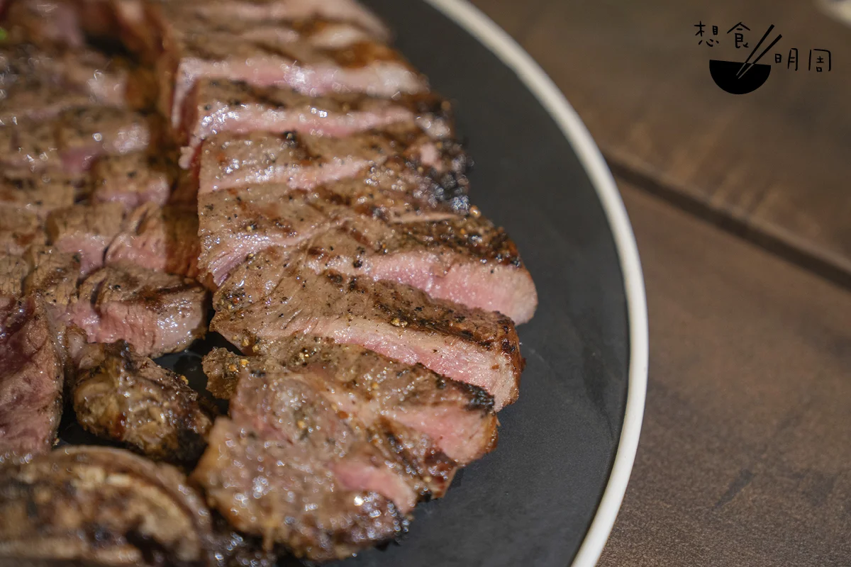 西餐中確實會使用白胡椒，以增添辛香風味， 同時避免黑胡椒顆粒影響菜餚外觀。古晉土 生土長的Ken幾乎在每道菜式中都會加入白胡 椒，只是其視覺存在感不如黑胡椒那般明顯。