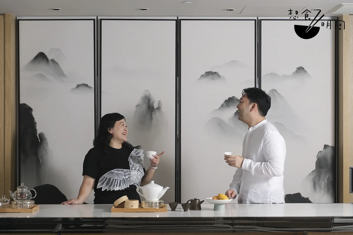 謝嫣薇（左）與徐成（右），一位生於馬來西亞，一位來自浙江，卻如前輩蔡瀾先生一般，對香港的傳統飲食懷抱深厚熱情。在非物質文化遺產與粵菜傳承這一議題上，兩人亦提出了獨到而深刻的見解。