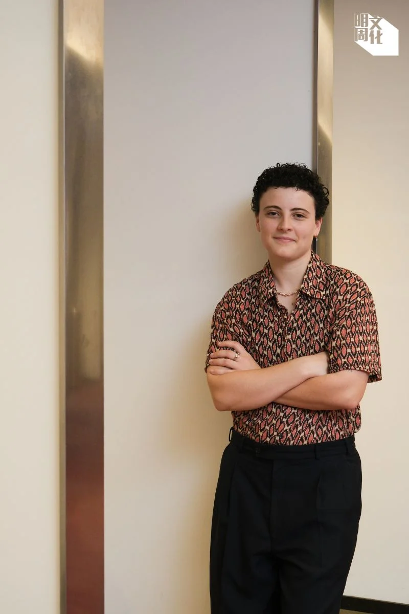 如果真能重逢,Aud 最想對自己的外公說什麼?Aud想了想,認真答道:「我希望他能見見我的chosen family,他們都是酷兒和跨性別者。他們對我來說,就是一切。想到外公從未見過他們,我就有些心碎。我覺得chosen family,也是外公離開家庭之後的生活方式。對我們很多酷兒來說,這是再熟悉不過的經驗,我們雖然沒有血緣關係,卻彼此關懷,情感非常深厚。」