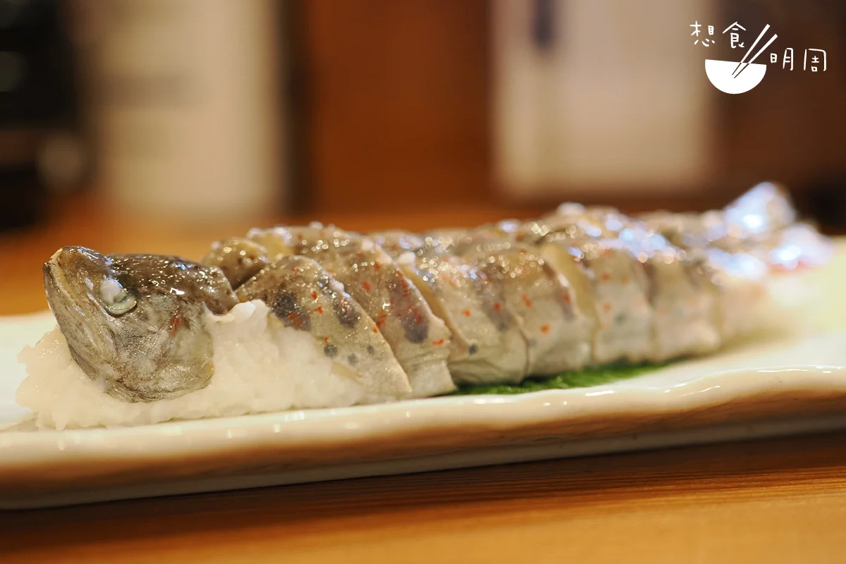 山女魚的脂肪比例適中，連皮連頭尾熟成，米飯吃來稠感十足；若再熟多幾星期，米飯更會演化成米糊狀態。