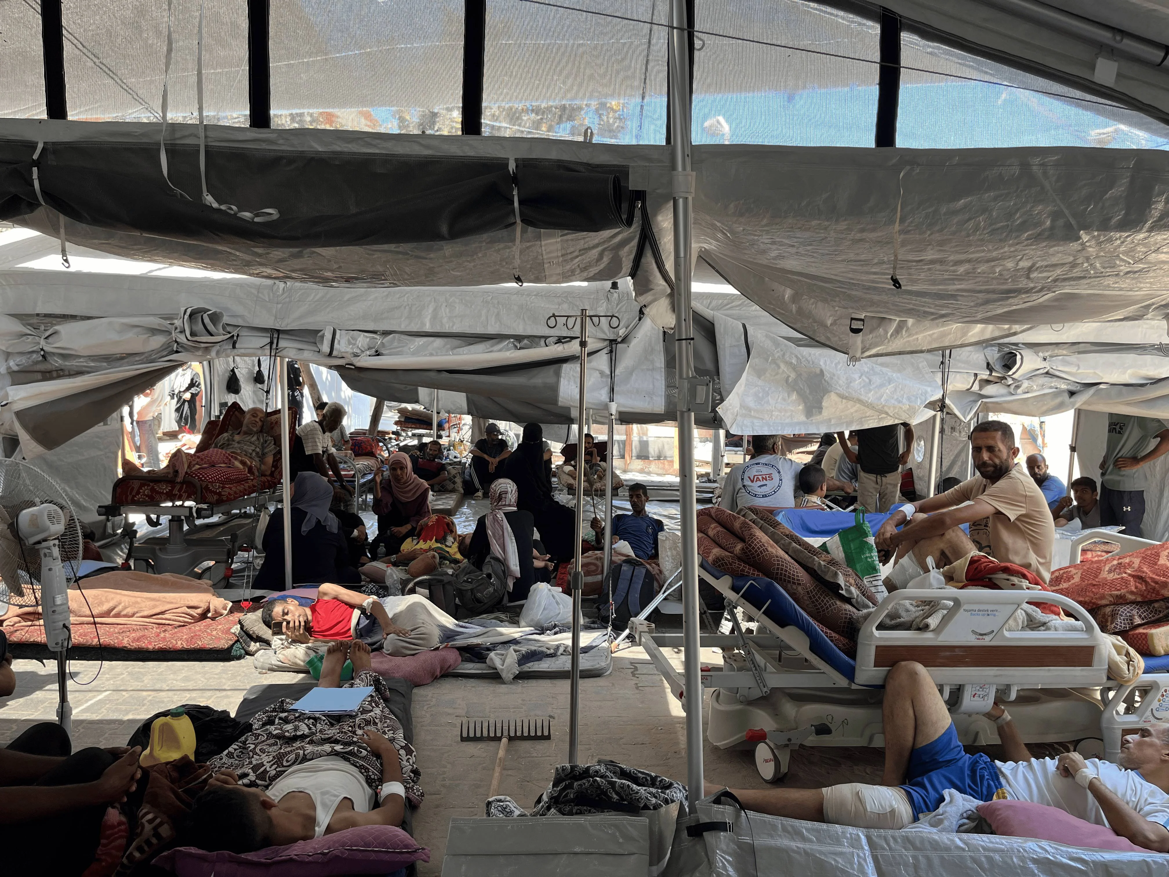 位於加沙南部的納賽爾醫院(Nasser hospital)擠滿病人,部分人需要躺在醫院的走廊或戶外地區。