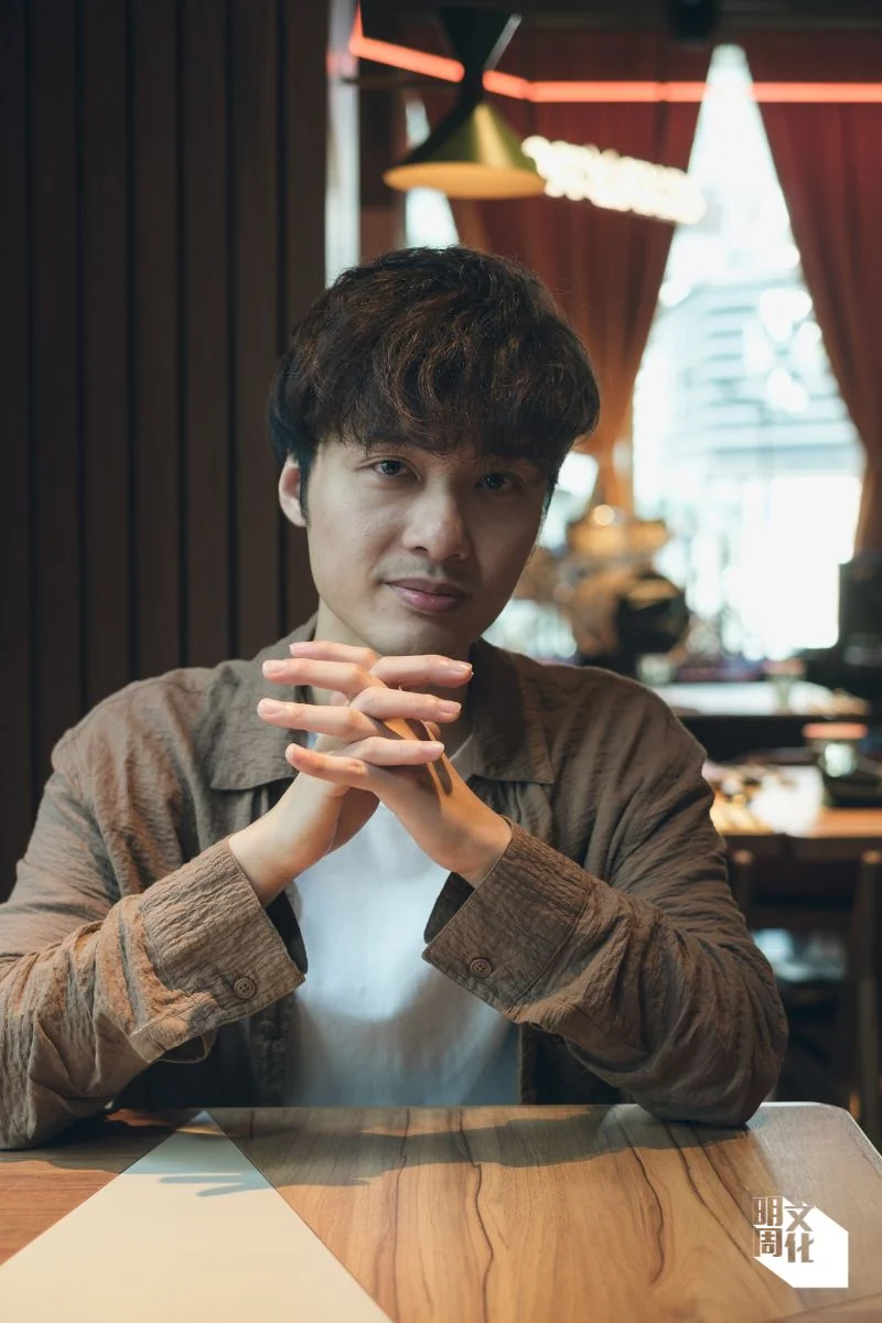 朱芸編台上演出氣場十足，台下打扮卻低調樸素。